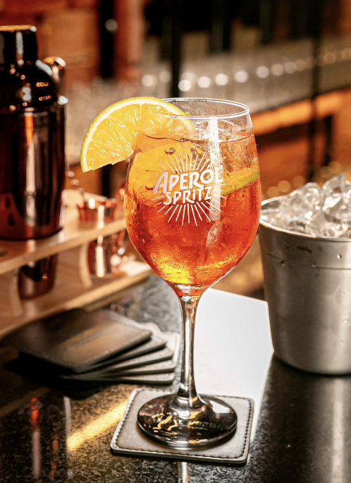 Aperol Spritz servido no bar do Monte Verde