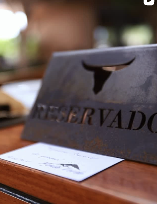Placa de reservado na mesa do Monte Verde