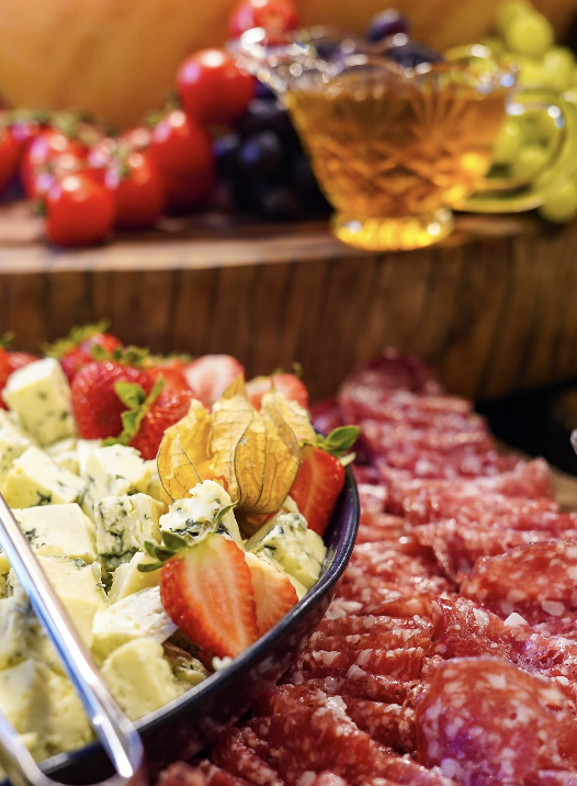 Buffet com frios, queijos e frutas frescas