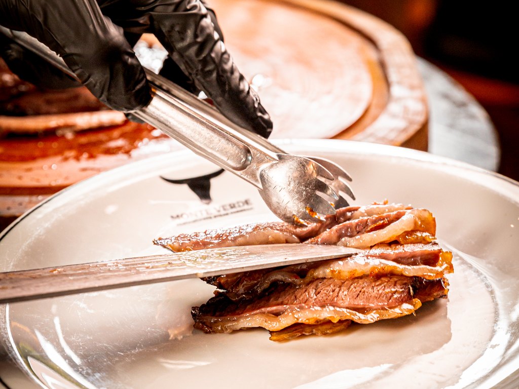 Fatias servidas no prato direto da tábua