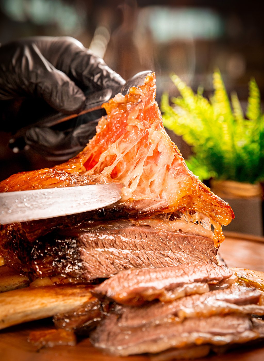 Corte de carne com osso fatiado na tábua do Monte Verde